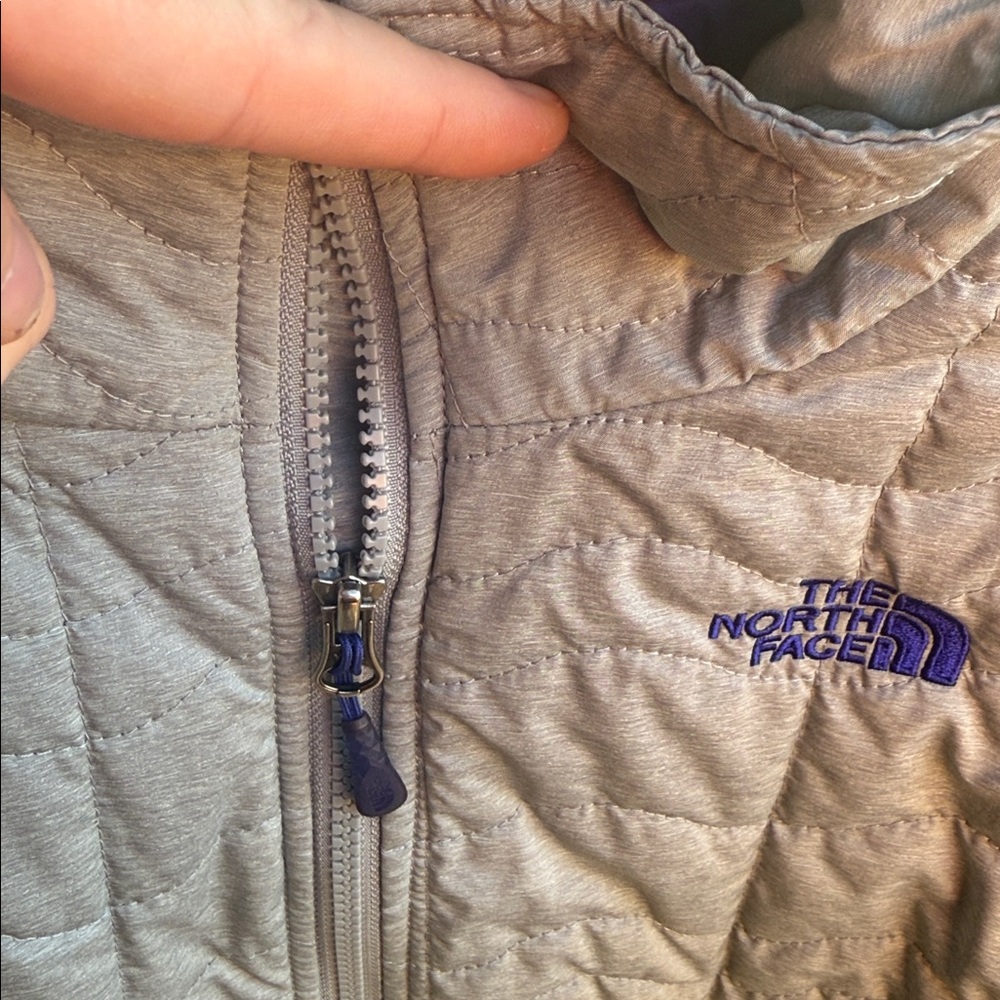The North Face Ladies S Quilted Gray Light Puffer Jacket lined w/purple - Picture 7 of 12